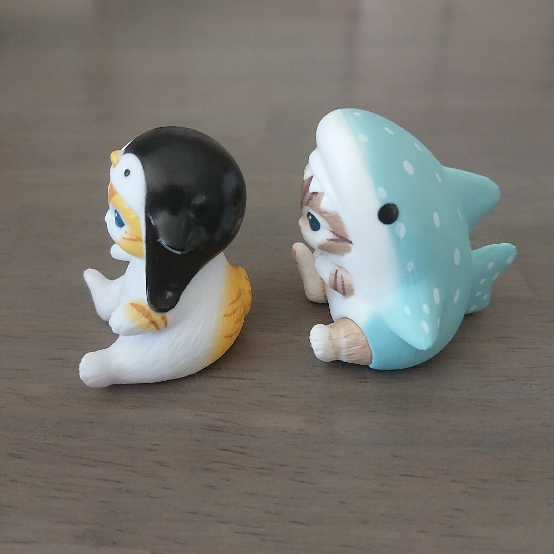 mofusandインテリアミニフィギュア ペンギン ジンベエザメ エンタメ/ホビーのおもちゃ/ぬいぐるみ(キャラクターグッズ)の商品写真