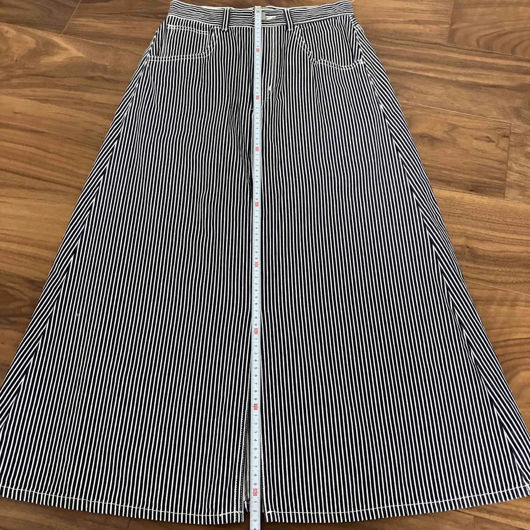 GU(ジーユー)のGU デニムストライプ 前スリット入りロングスカート Mサイズ レディースのスカート(ロングスカート)の商品写真