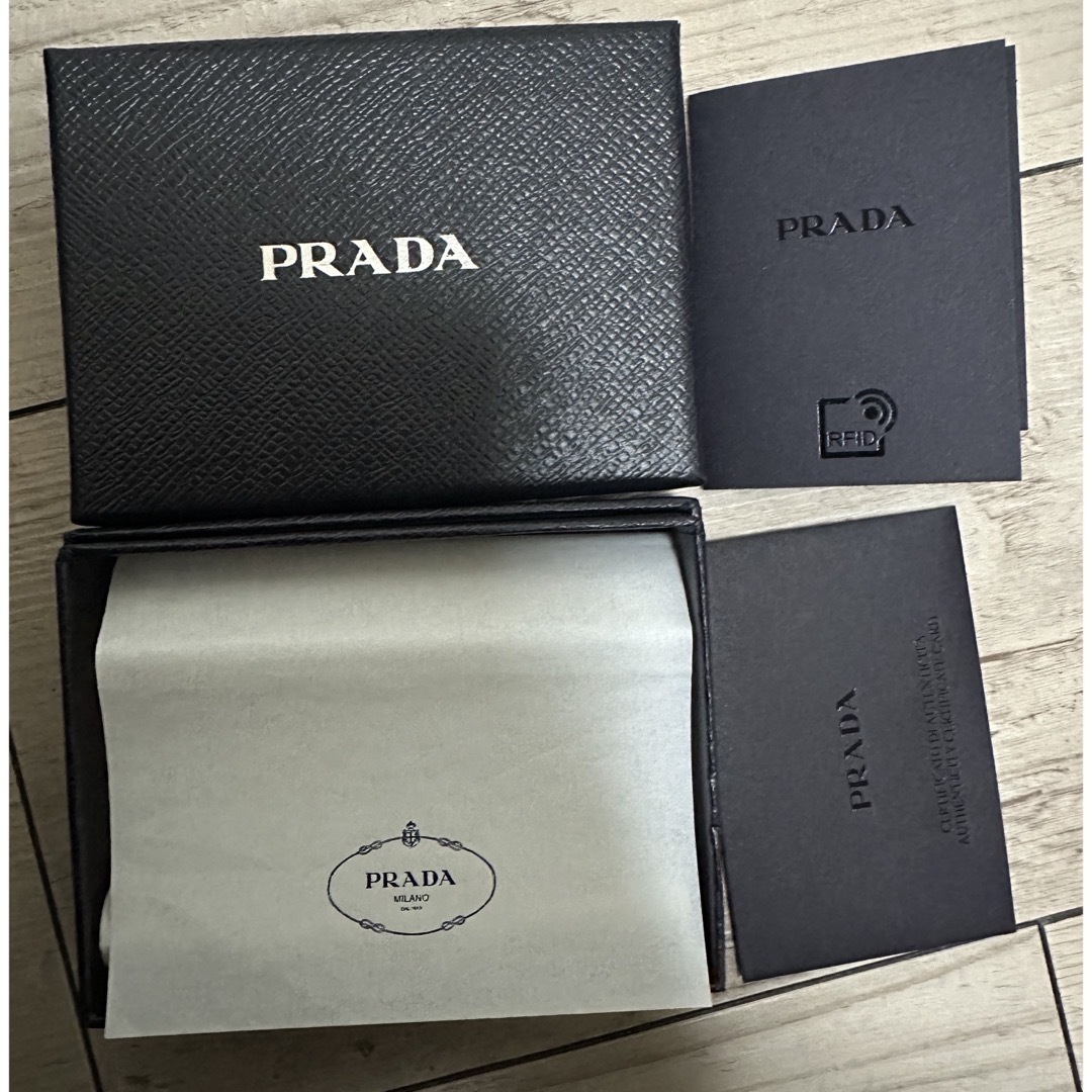 PRADA(プラダ)のPRADAプラダカードケース　未使用品　ブラック レディースのファッション小物(パスケース/IDカードホルダー)の商品写真