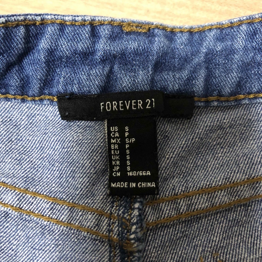 FOREVER 21(フォーエバートゥエンティーワン)のデニムパンツ レディースのパンツ(デニム/ジーンズ)の商品写真