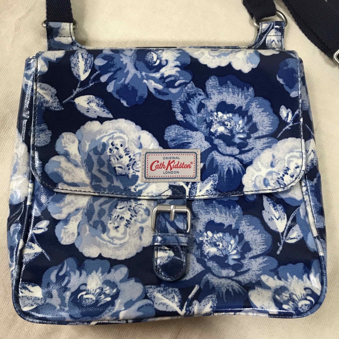 Cath Kidston(キャスキッドソン)の【新品未使用】キャスキッドソン　ショルダーバッグ　花柄 レディースのバッグ(ショルダーバッグ)の商品写真