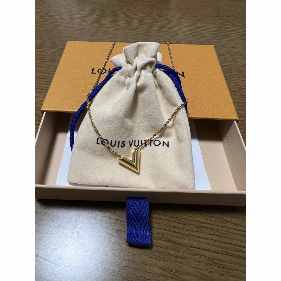 LOUIS VUITTON(ルイヴィトン)のLOUIS VUITTON エッセンシャルVネックレス レディースのアクセサリー(ネックレス)の商品写真