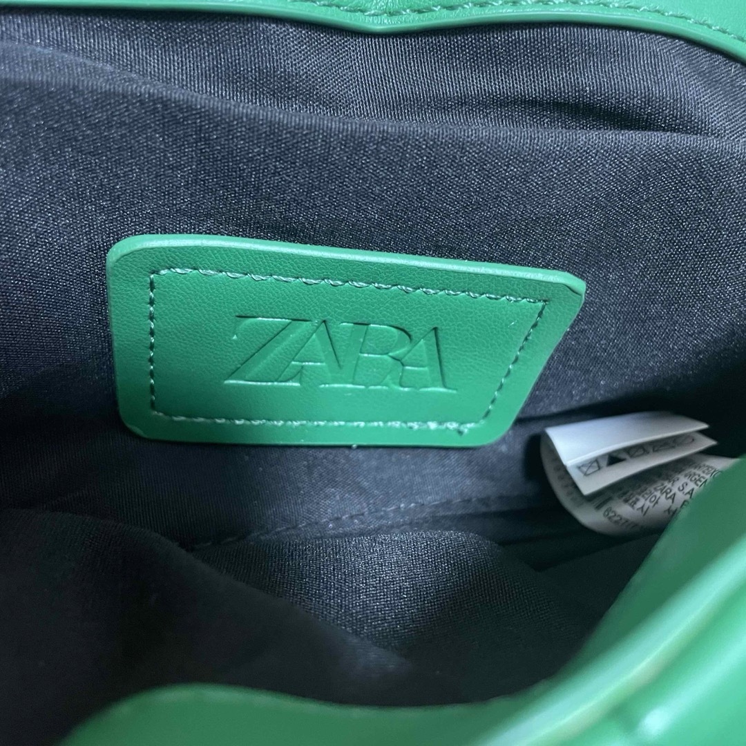 ZARA(ザラ)のZARA グリーン キルティング  ゴールドチェーンバッグ レディースのバッグ(ショルダーバッグ)の商品写真