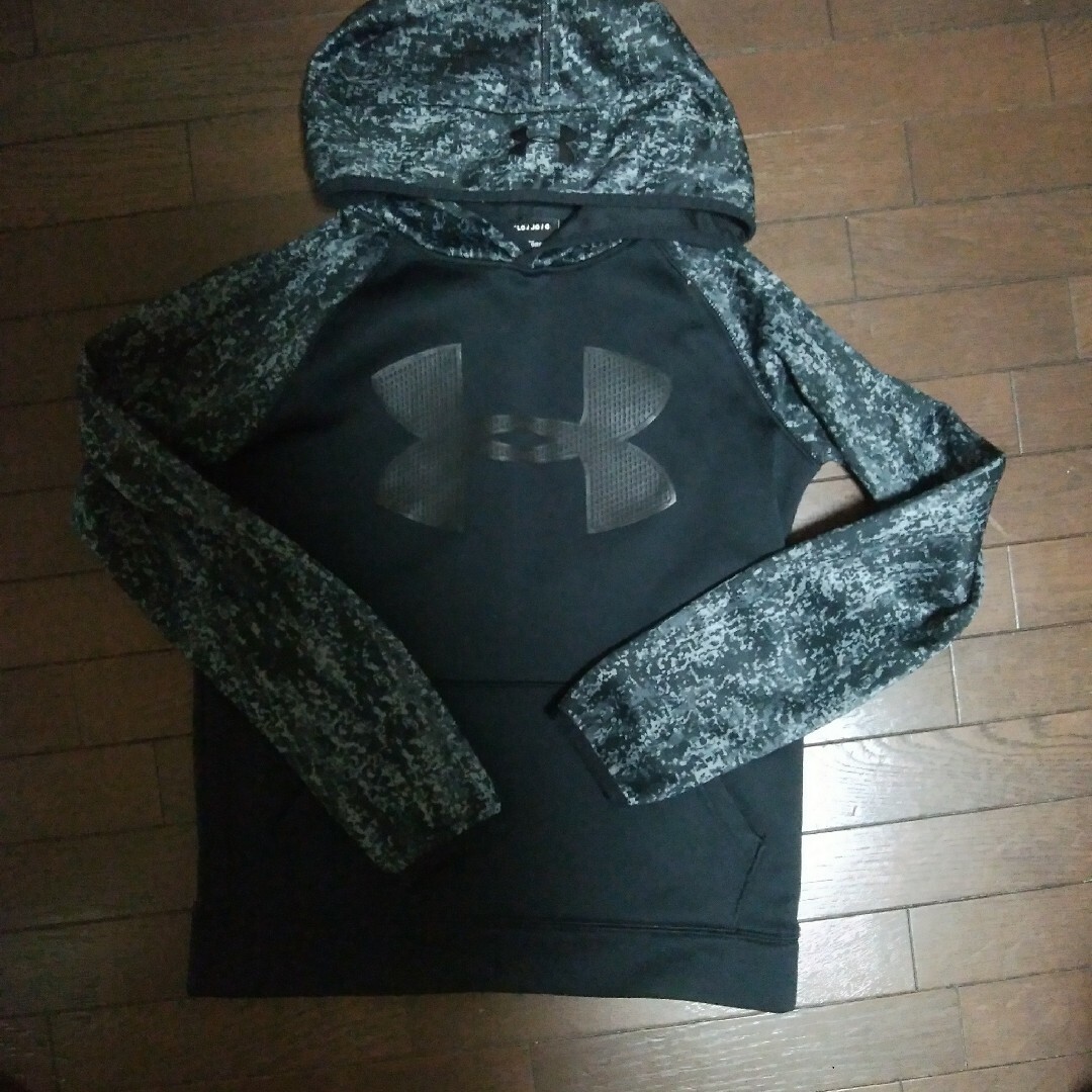 UNDER ARMOUR(アンダーアーマー)のアンダーアーマーパーカー150㎝ キッズ/ベビー/マタニティのキッズ服男の子用(90cm~)(ジャケット/上着)の商品写真