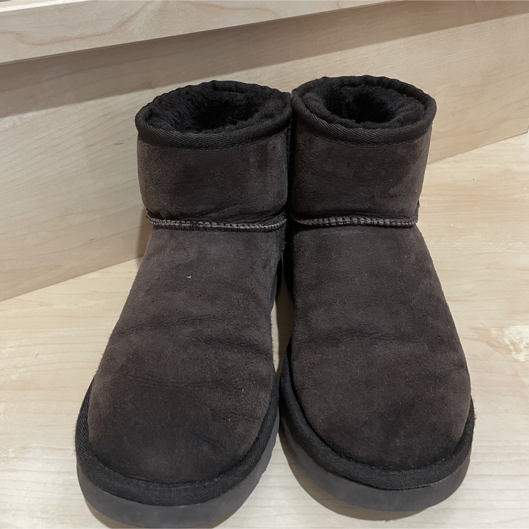 UGG(アグ)のアグ ムートンブーツ ブーツ ショート ムートン 焦茶 ブラウン 茶色 23cm レディースの靴/シューズ(ブーツ)の商品写真