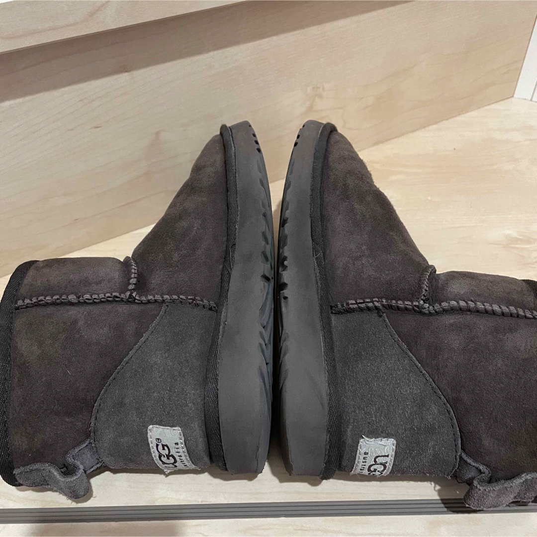 UGG(アグ)のアグ ムートンブーツ ブーツ ショート ムートン 焦茶 ブラウン 茶色 23cm レディースの靴/シューズ(ブーツ)の商品写真