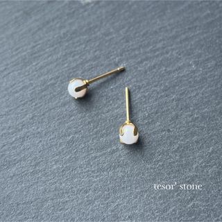 小さな　ホワイトオニキス　天然石一粒ピアス/Gサージカルステンレス(ピアス)