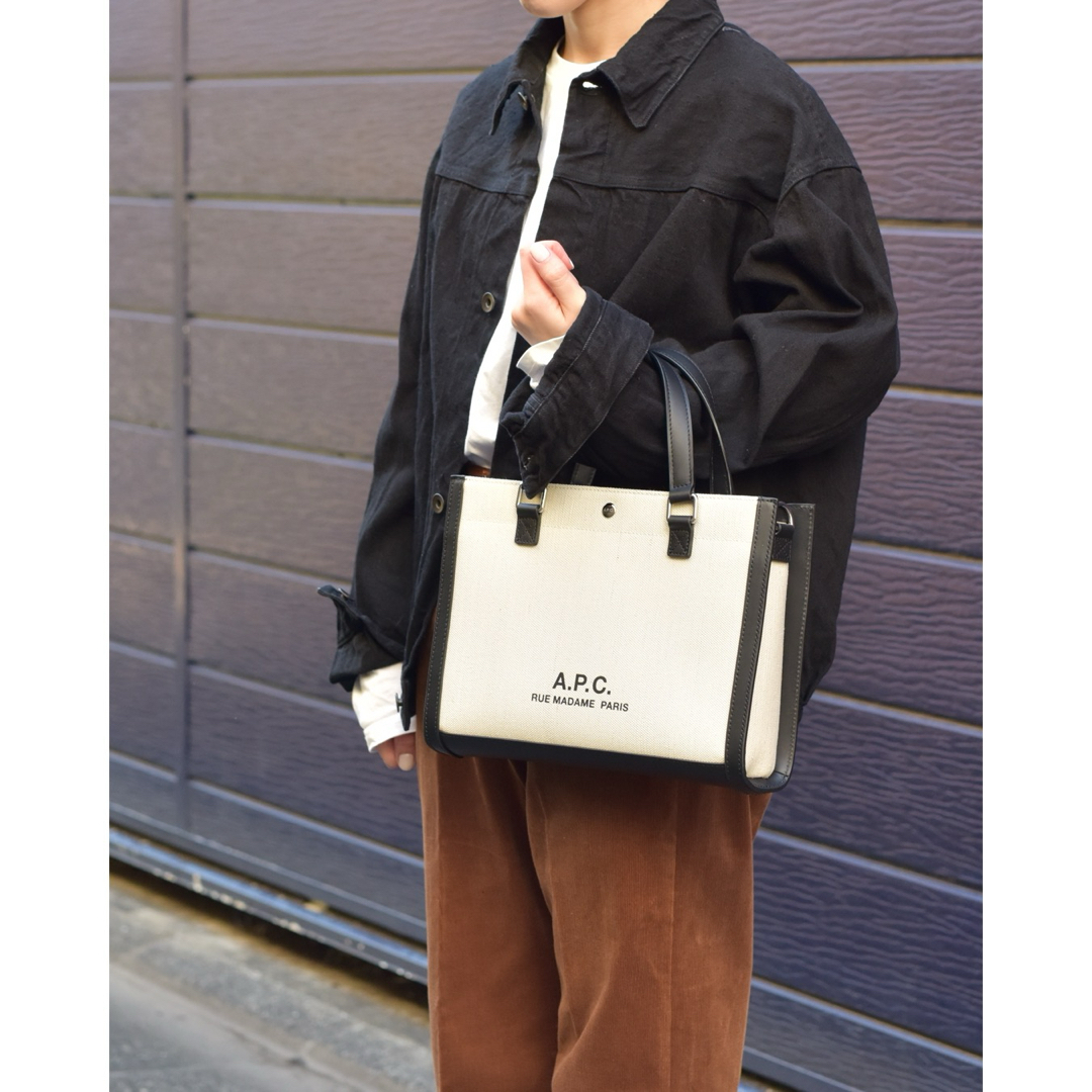 A.P.C(アーペーセー)の【新品美品】A.P.C アーペーセー　トートバック　女性バック　プレゼント レディースのバッグ(トートバッグ)の商品写真