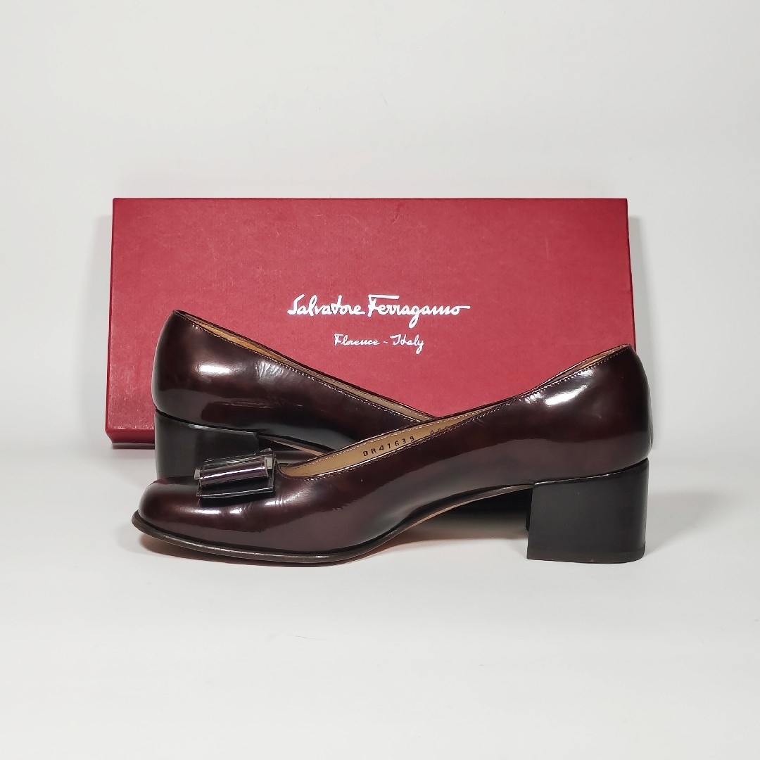 【美品】Ferragamo スクエアトゥ ヴァラヒールパンプス エナメルレザーハイヒール/パンプス