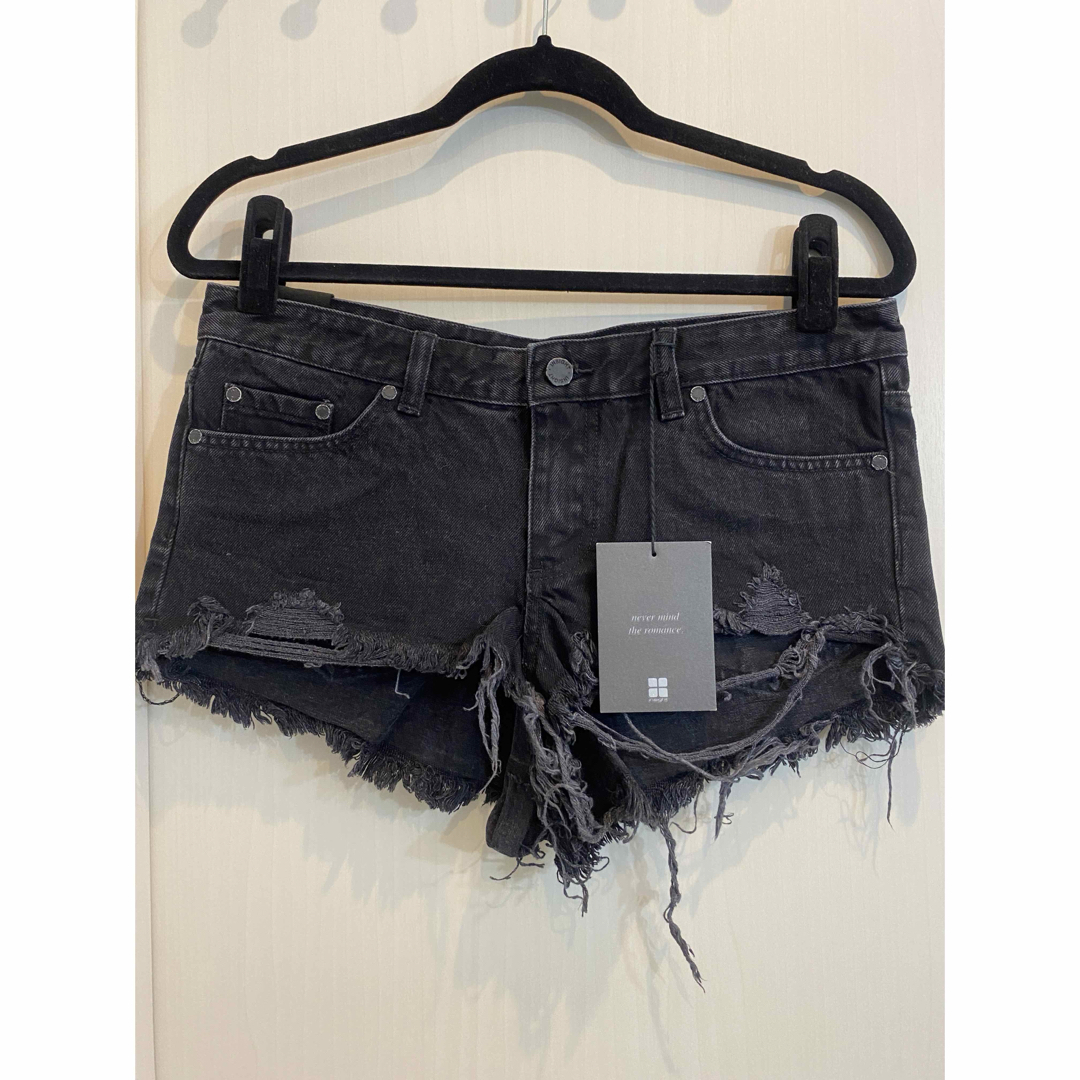 Levi's(リーバイス)のInsight ブラックデニムショートパンツ Black Shorts 6 レディースのパンツ(ショートパンツ)の商品写真