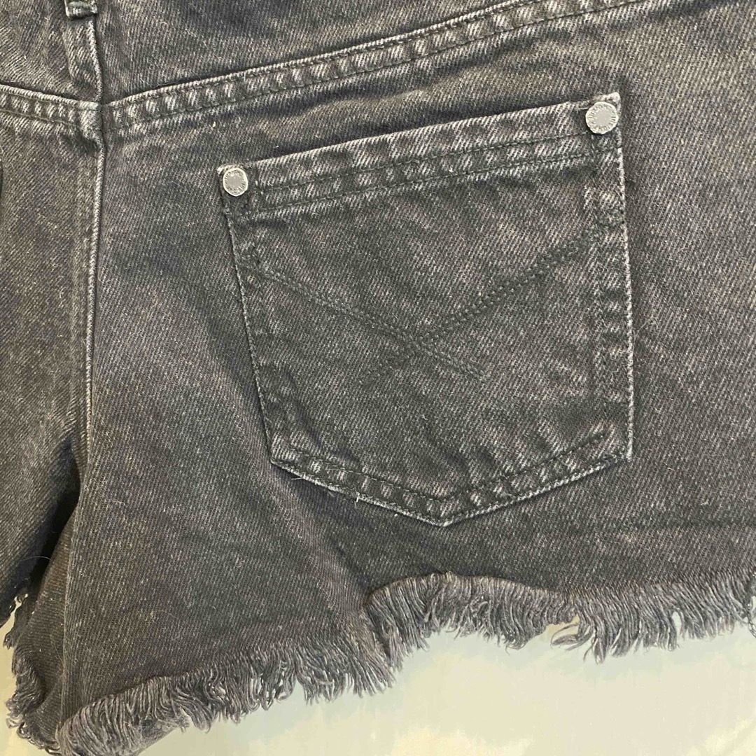 Levi's(リーバイス)のInsight ブラックデニムショートパンツ Black Shorts 6 レディースのパンツ(ショートパンツ)の商品写真