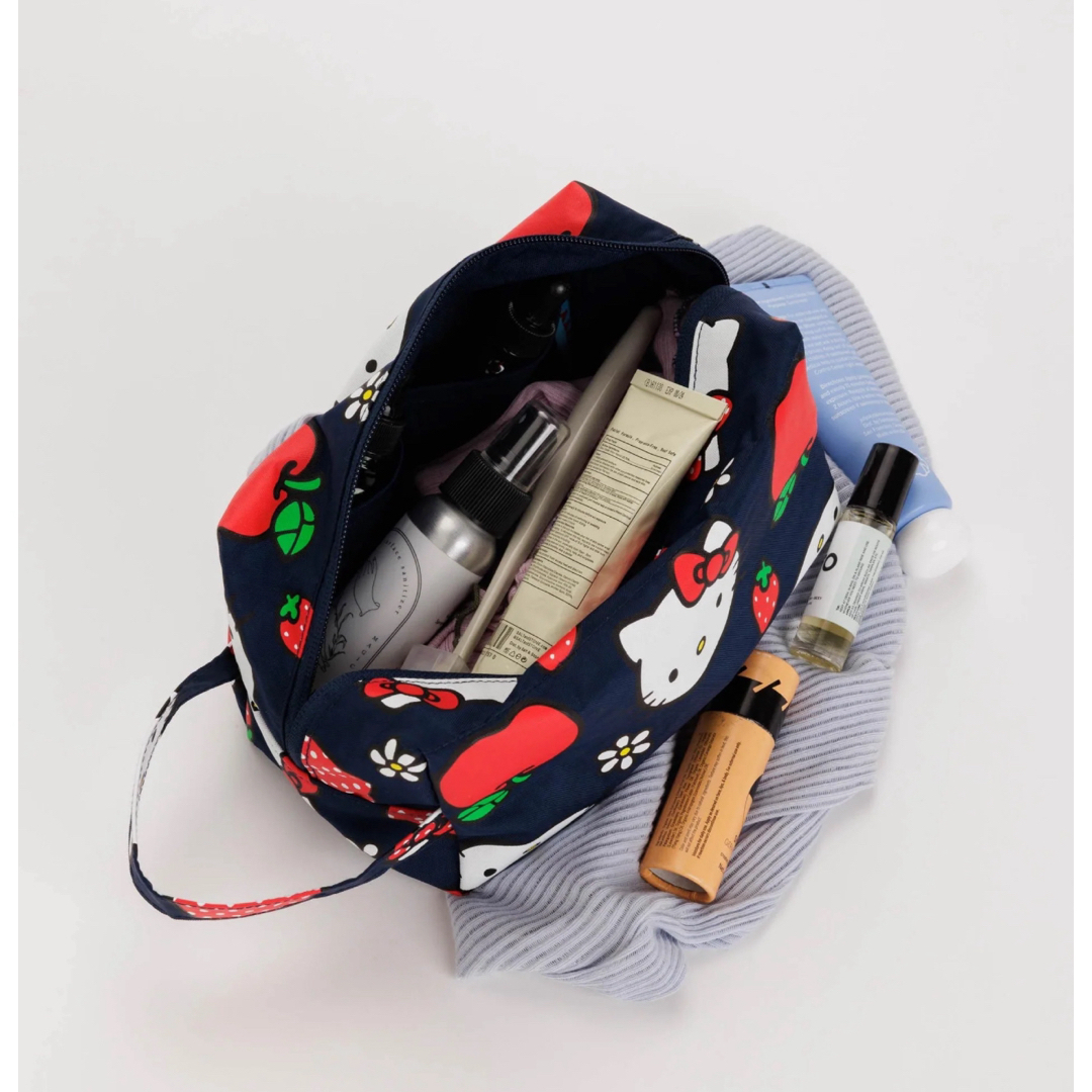 BAGGU(バグゥ)の【BAGGU】 Dopp Kit ハローキティ アップル 新品 レディースのファッション小物(ポーチ)の商品写真