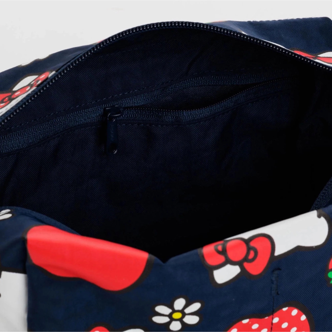 BAGGU(バグゥ)の【BAGGU】 Dopp Kit ハローキティ アップル 新品 レディースのファッション小物(ポーチ)の商品写真