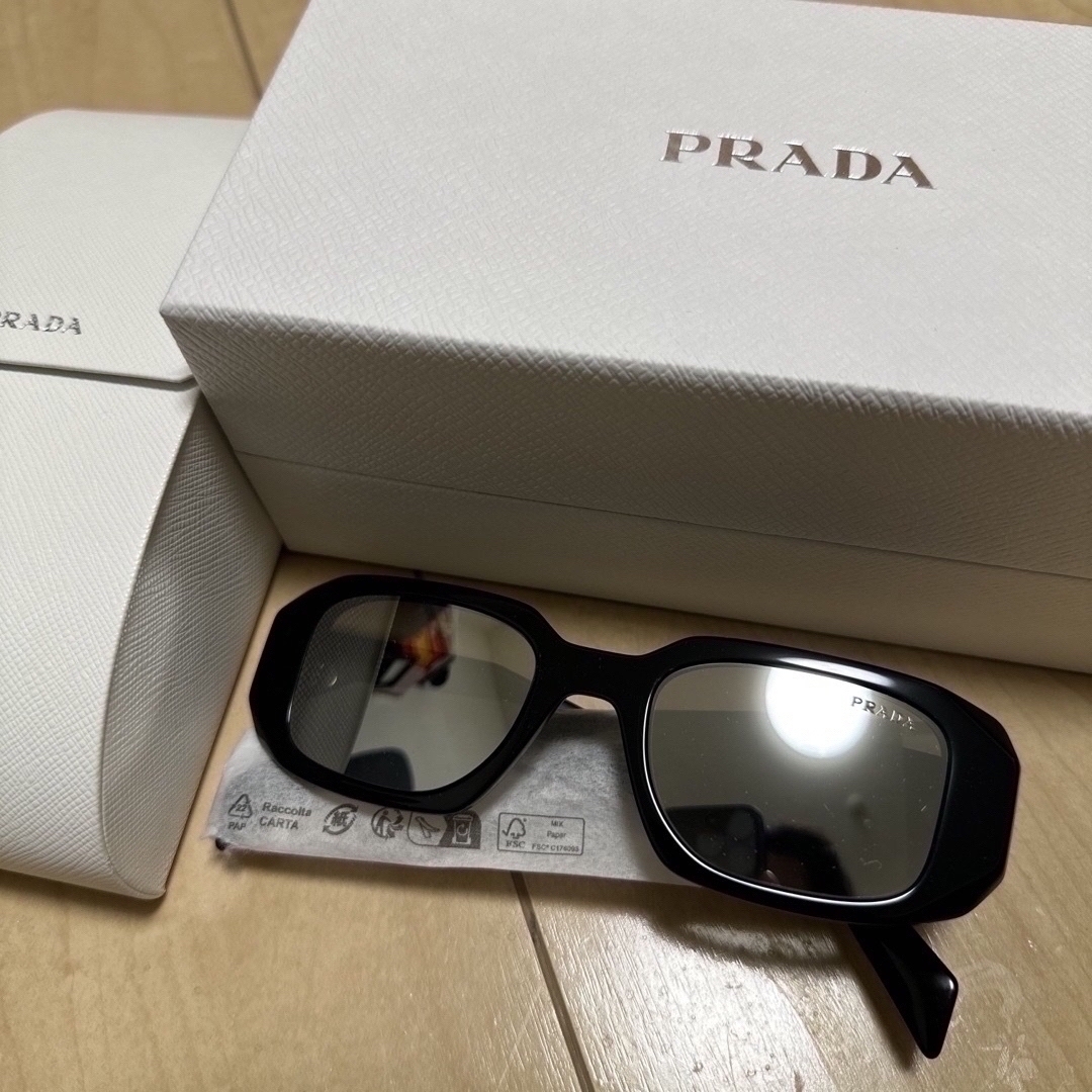 PRADA(プラダ)のPRADA サングラス Black&Light Grey レディースのファッション小物(サングラス/メガネ)の商品写真