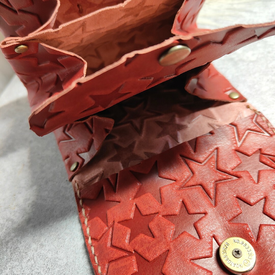 ハンドメイドスマイルボタン星柄型押し革アコーディオンポーチ　財布 ハンドメイドのファッション小物(財布)の商品写真