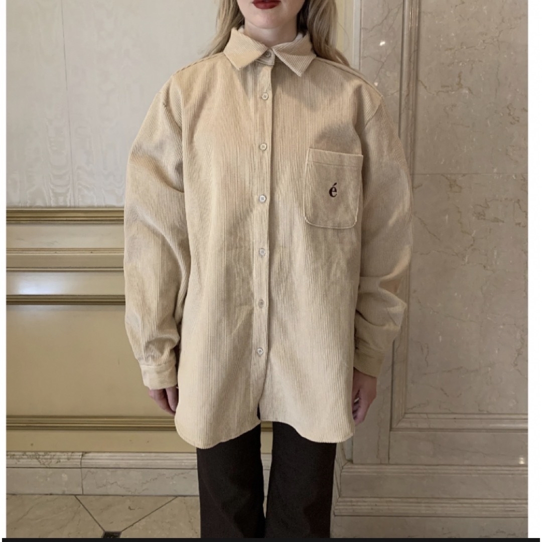 épine(エピヌ)のepine é logo corduroy big shirt beige レディースのトップス(シャツ/ブラウス(長袖/七分))の商品写真