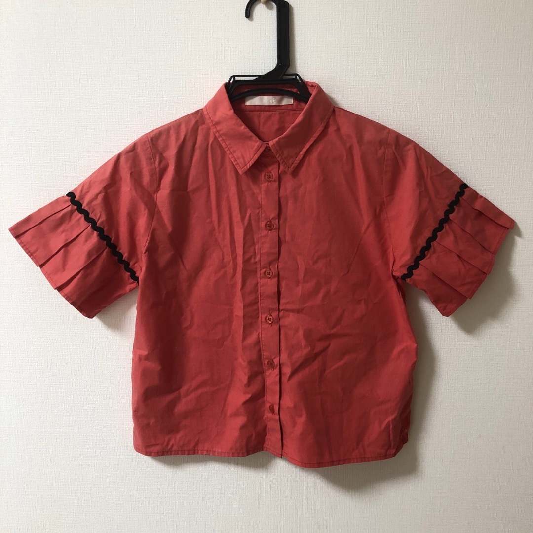 H.P.FRANCE(アッシュペーフランス)の赤　プリーツ　半袖シャツ レディースのトップス(シャツ/ブラウス(半袖/袖なし))の商品写真