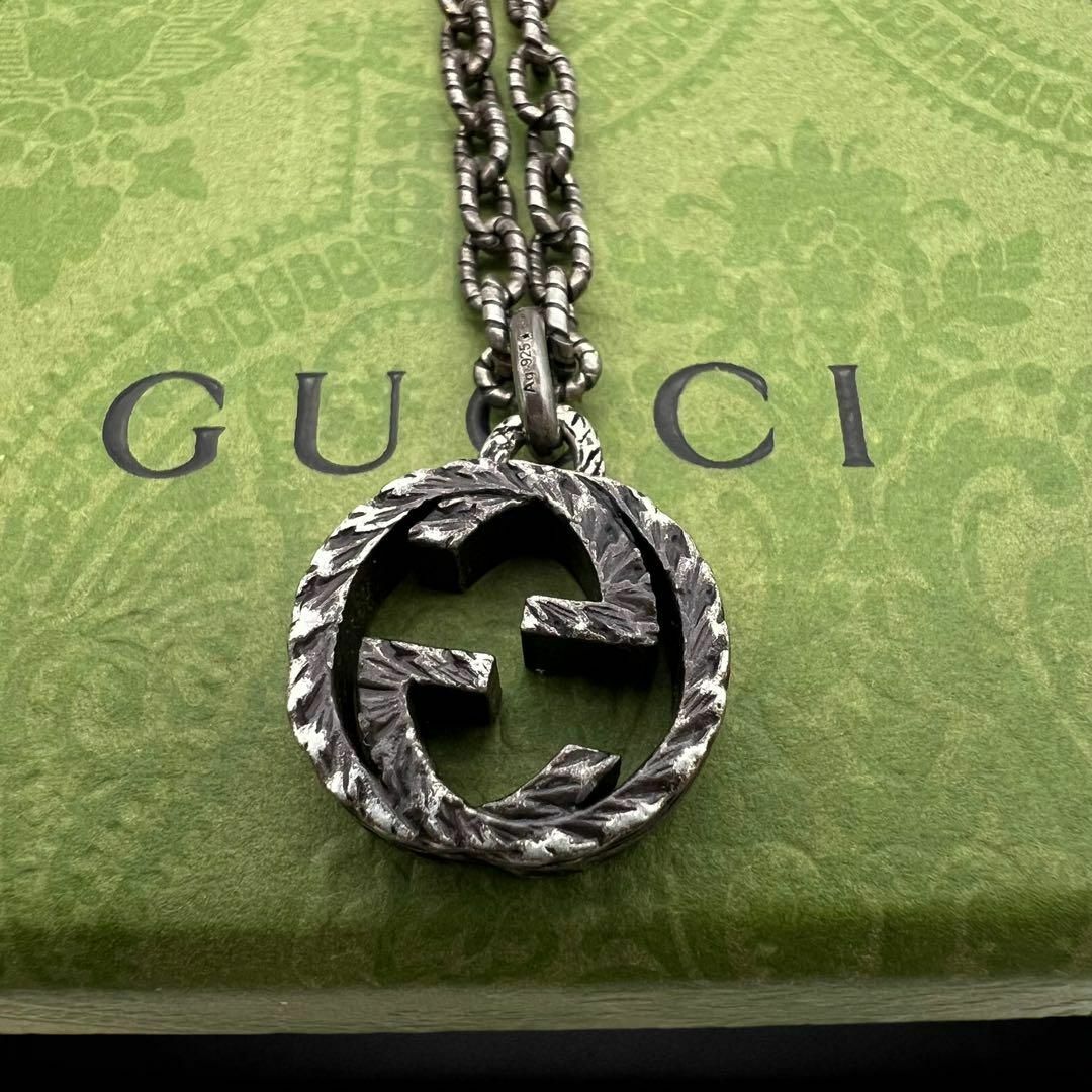 GUCCI インターロッキングG ペンダント ネックレス 燻加工 ラージサイズ-