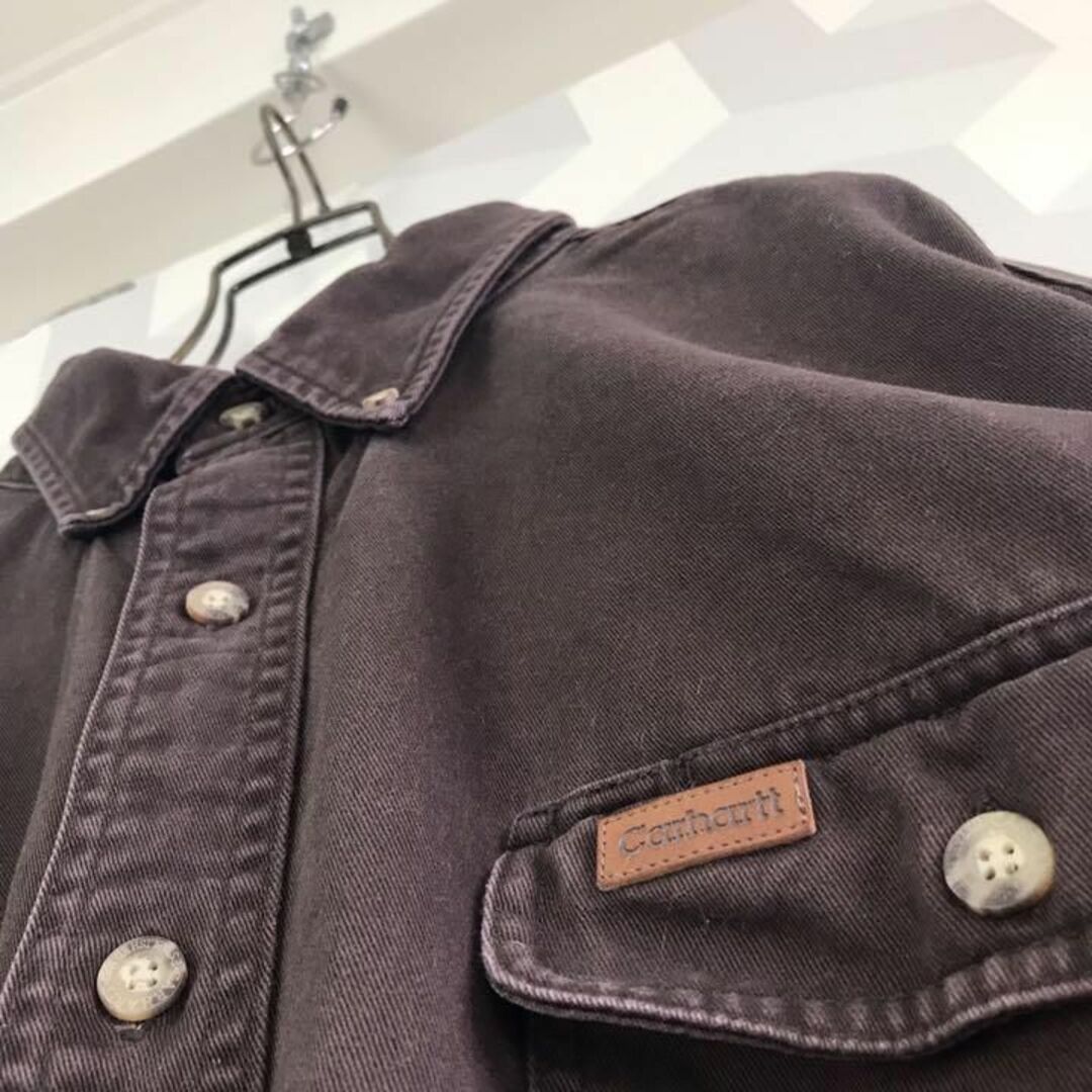 carhartt(カーハート)の【カーハート】XLサイズ 革ロゴ 肉厚ワークシャツ 茶ブラウンcarhartt メンズのトップス(シャツ)の商品写真