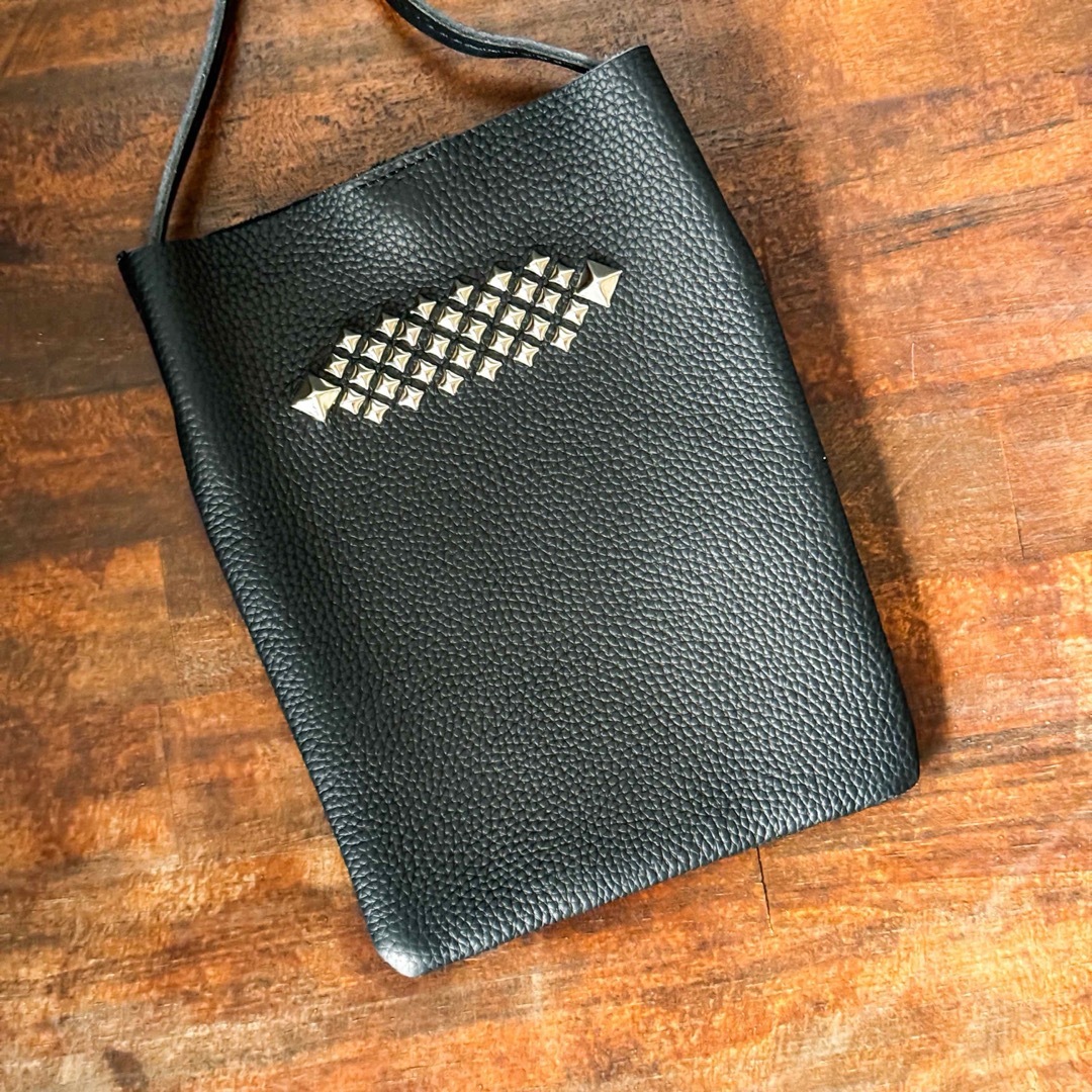 Jinスタッズスマホショルダーブラックミリタリー メンズのバッグ(ショルダーバッグ)の商品写真