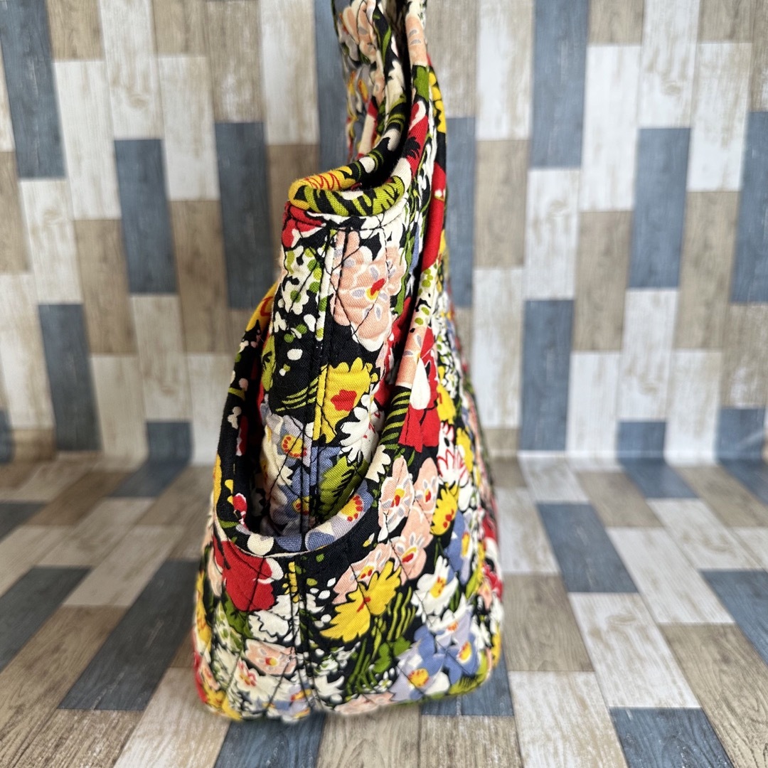 Vera Bradley(ヴェラブラッドリー)のVera Bradley　大きめトートバッグ　ブラック　花柄　ヴェラブラッドリー レディースのバッグ(トートバッグ)の商品写真