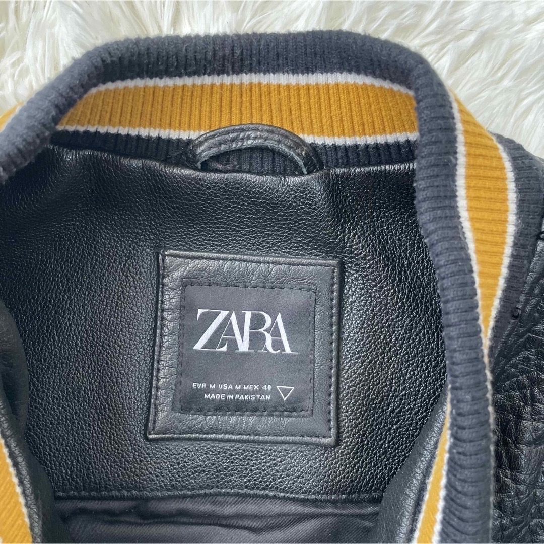 ZARA(ザラ)のZARA 水牛革 レザースタジャン ブラックｘマスタードM メンズのジャケット/アウター(スタジャン)の商品写真