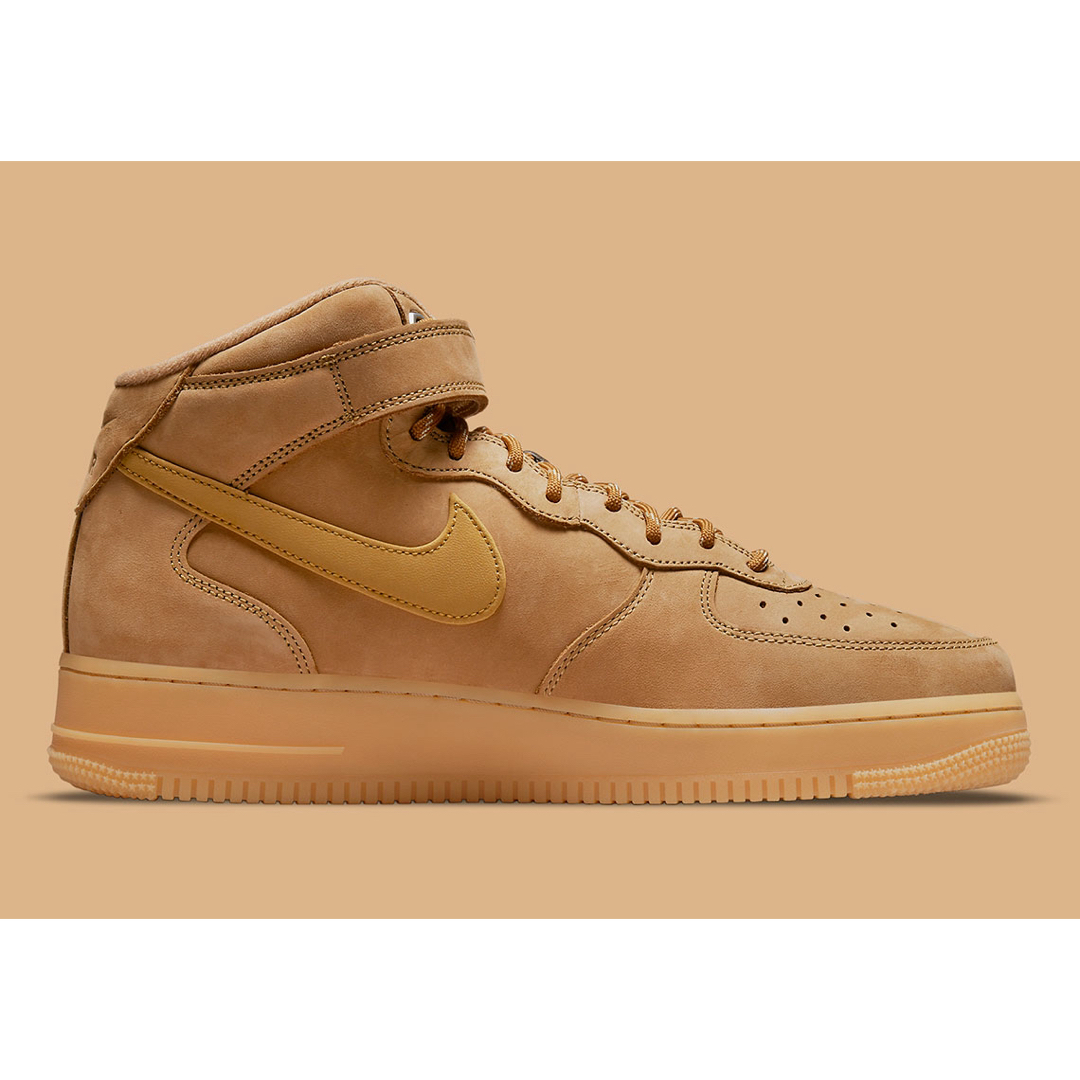 NIKE(ナイキ)の24《新品》AIR FORCE 1 MID ウイート FLAX エアフォース レディースの靴/シューズ(スニーカー)の商品写真