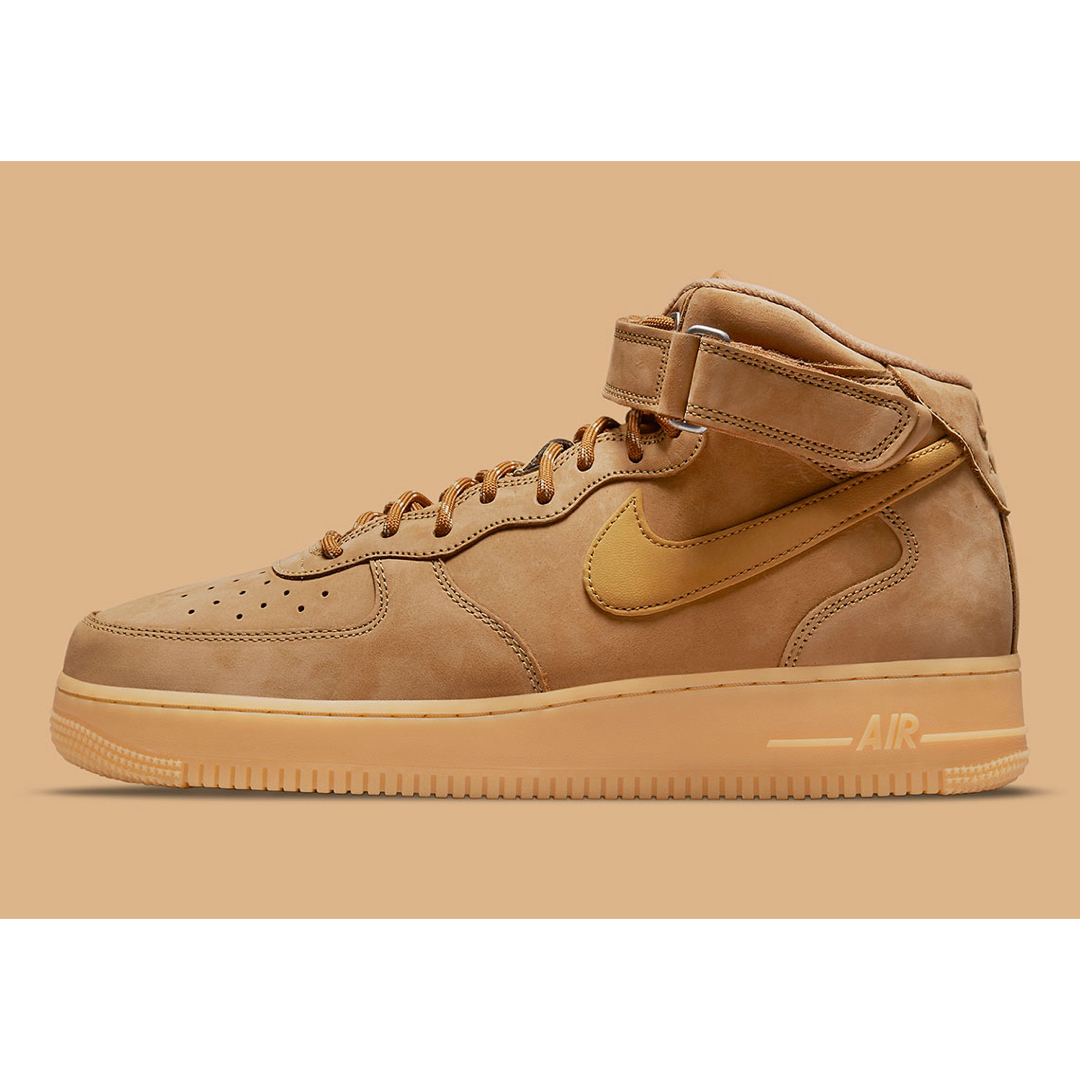 NIKE(ナイキ)の24《新品》AIR FORCE 1 MID ウイート FLAX エアフォース レディースの靴/シューズ(スニーカー)の商品写真