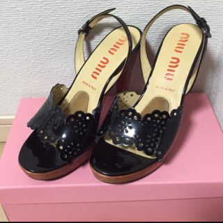 ミュウミュウ(miumiu)のお値下げ♡MIU MIU ミュウミュウ エナメル 花模様可愛いサンダル36cm(サンダル)