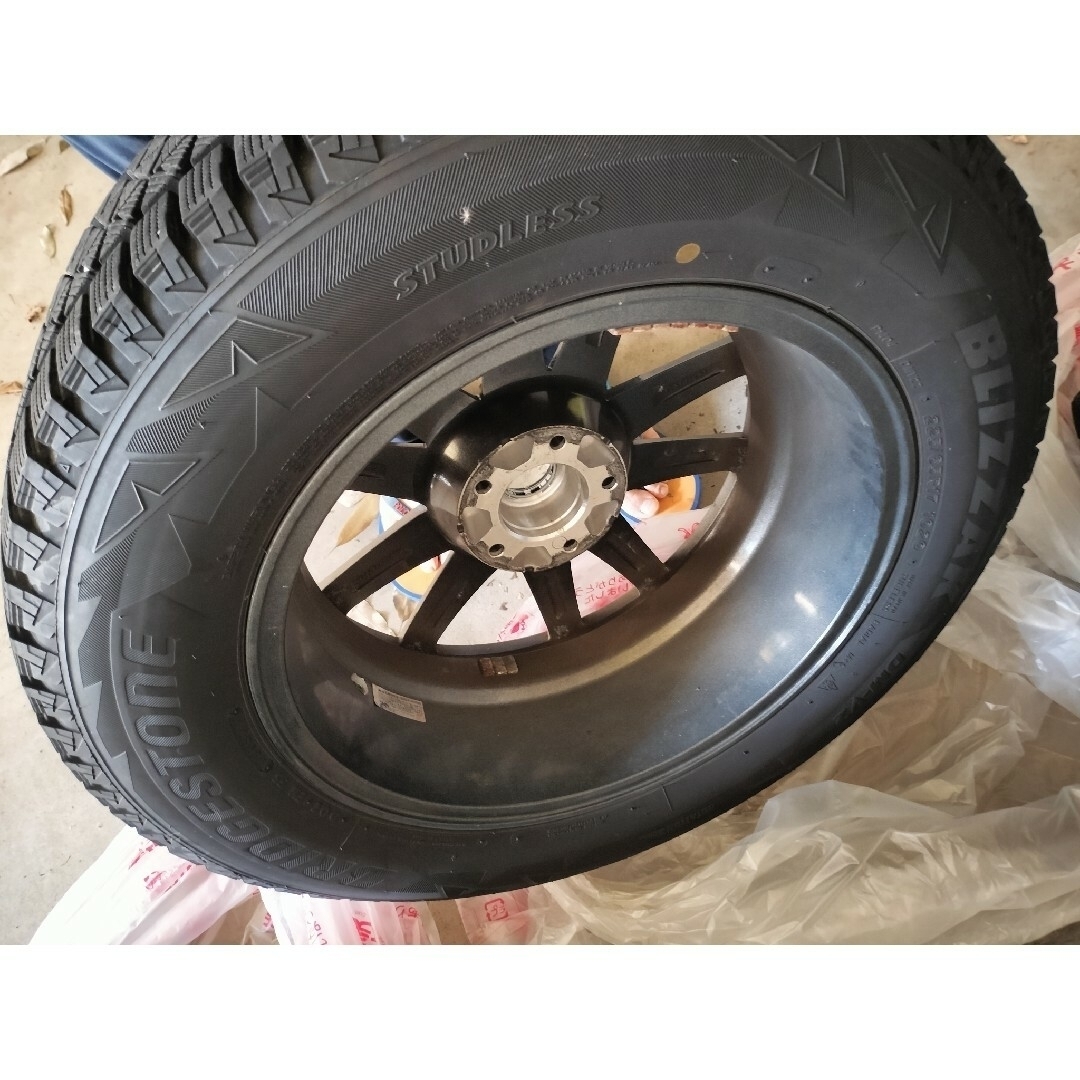 BRIDGESTONE(ブリヂストン)のスタッドレスタイヤBLIZZAK4本225/65R17 1020 ボルト付 自動車/バイクの自動車(タイヤ・ホイールセット)の商品写真