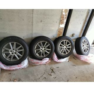 ブリヂストン(BRIDGESTONE)のスタッドレスタイヤBLIZZAK4本225/65R17 1020 ボルト付(タイヤ・ホイールセット)