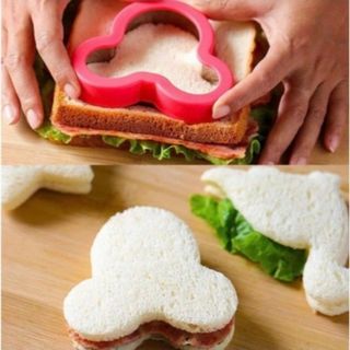 ディズニー(Disney)の数量限定！ミッキーサンドイッチカッター🥪食パンサイズ　ディズニーリゾート(調理道具/製菓道具)