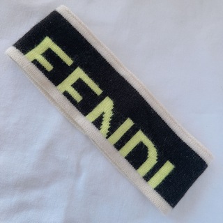 フェンディ(FENDI)のFENDI フェンディ　ロゴ入り　ヘアバンド　カチューシャ　美品(ヘアバンド)