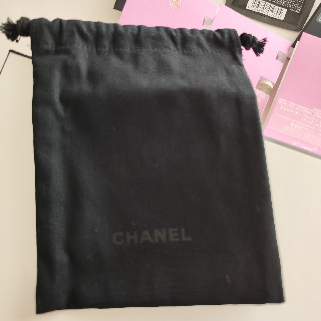 CHANEL(シャネル)のCHANELミニブラック巾着とセット 香水サンプル5つと 美容液サンプル1つ コスメ/美容のキット/セット(サンプル/トライアルキット)の商品写真