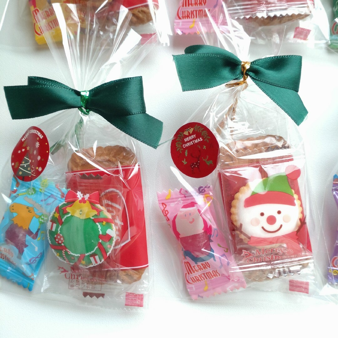 LOTUS(ロータス)のNo.11 クリスマス　お菓子　プチギフト　ロータス　ヨーチ　8袋セット 食品/飲料/酒の食品(菓子/デザート)の商品写真