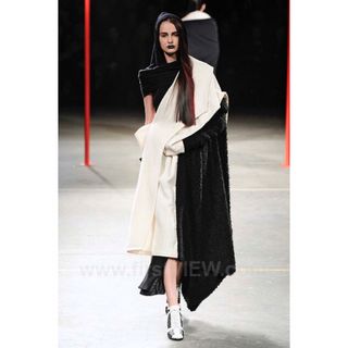 ヨウジヤマモト(Yohji Yamamoto)の最終価格　ヨウジ　ヤマモト　コレクション　片身頃　ボア　コート　yohji(ロングコート)