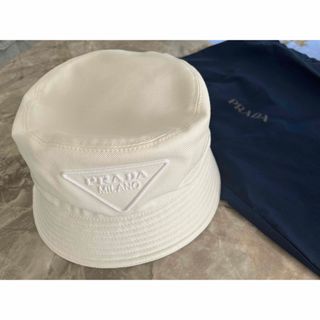 プラダ(PRADA)のPRADA バケットハット　L ホワイト　白　プラダ(ハット)