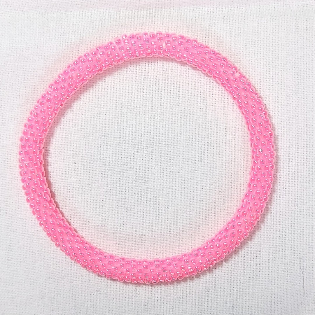 ピンクのチューブクロッシェブレスレット　16cm ハンドメイドのアクセサリー(ブレスレット/バングル)の商品写真