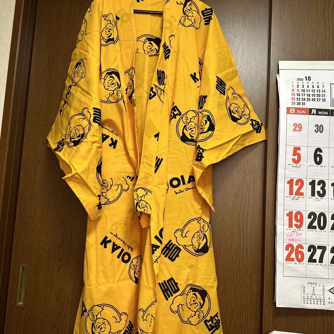 黄色の浴衣で元大関の魁皇関の漫画とローマ字で描かれた浴衣。身長176cm位の方。 メンズの水着/浴衣(浴衣)の商品写真