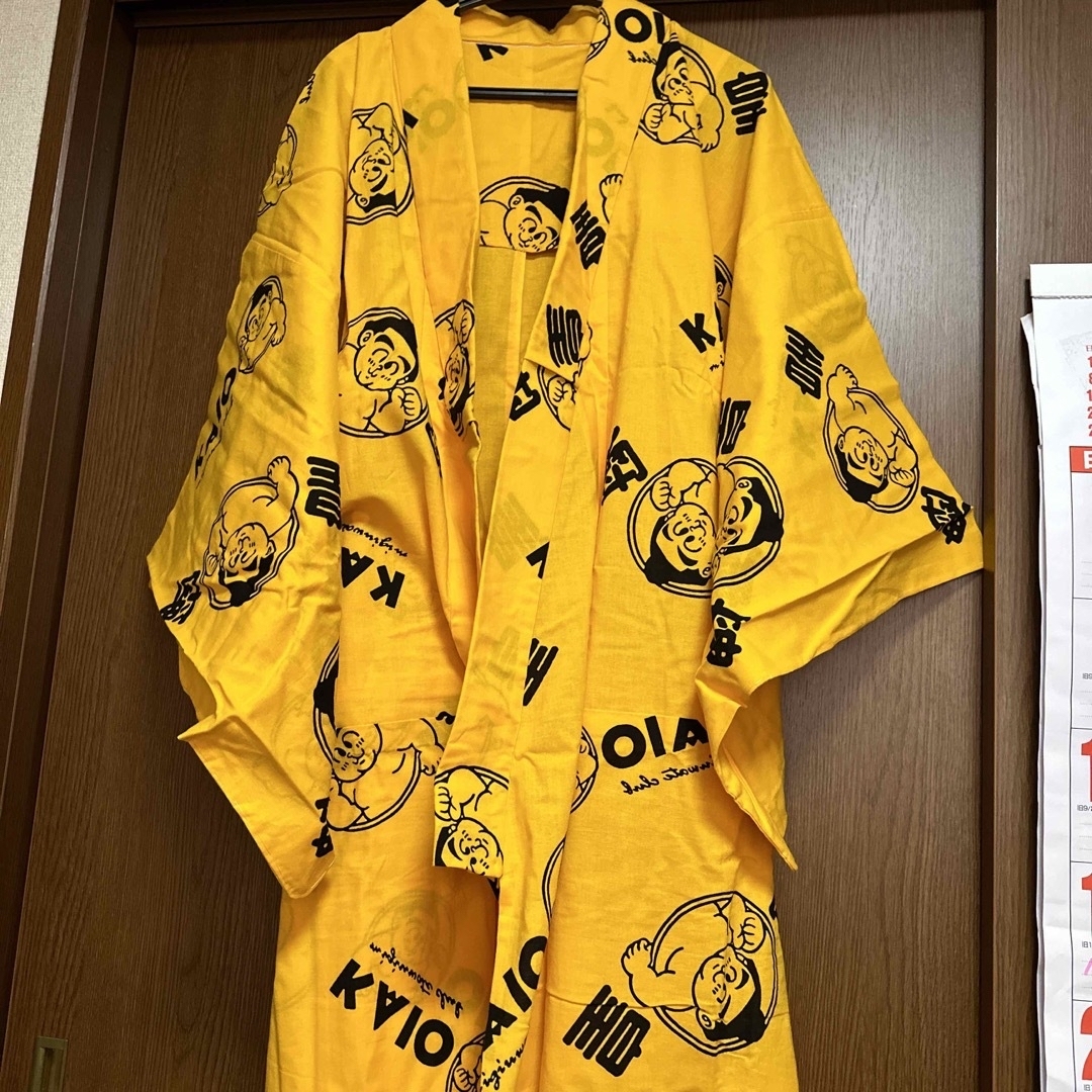 黄色の浴衣で元大関の魁皇関の漫画とローマ字で描かれた浴衣。身長176cm位の方。 メンズの水着/浴衣(浴衣)の商品写真