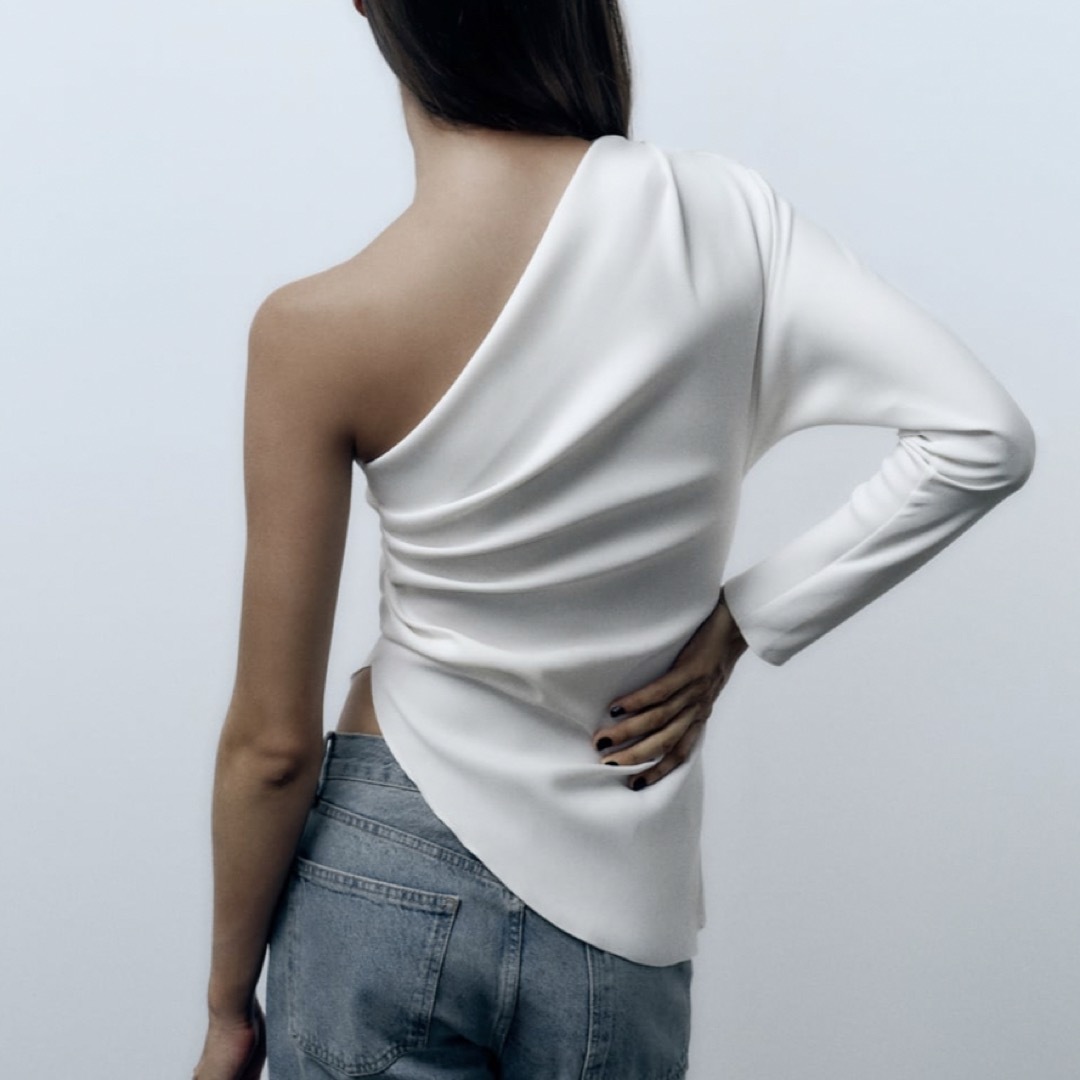 ZARA - タグ付き今期ZARAアシンメトリートップスMの通販 by RM ZARA - タグ付き今期ZARAアシンメトリートップスMの通販 by RM