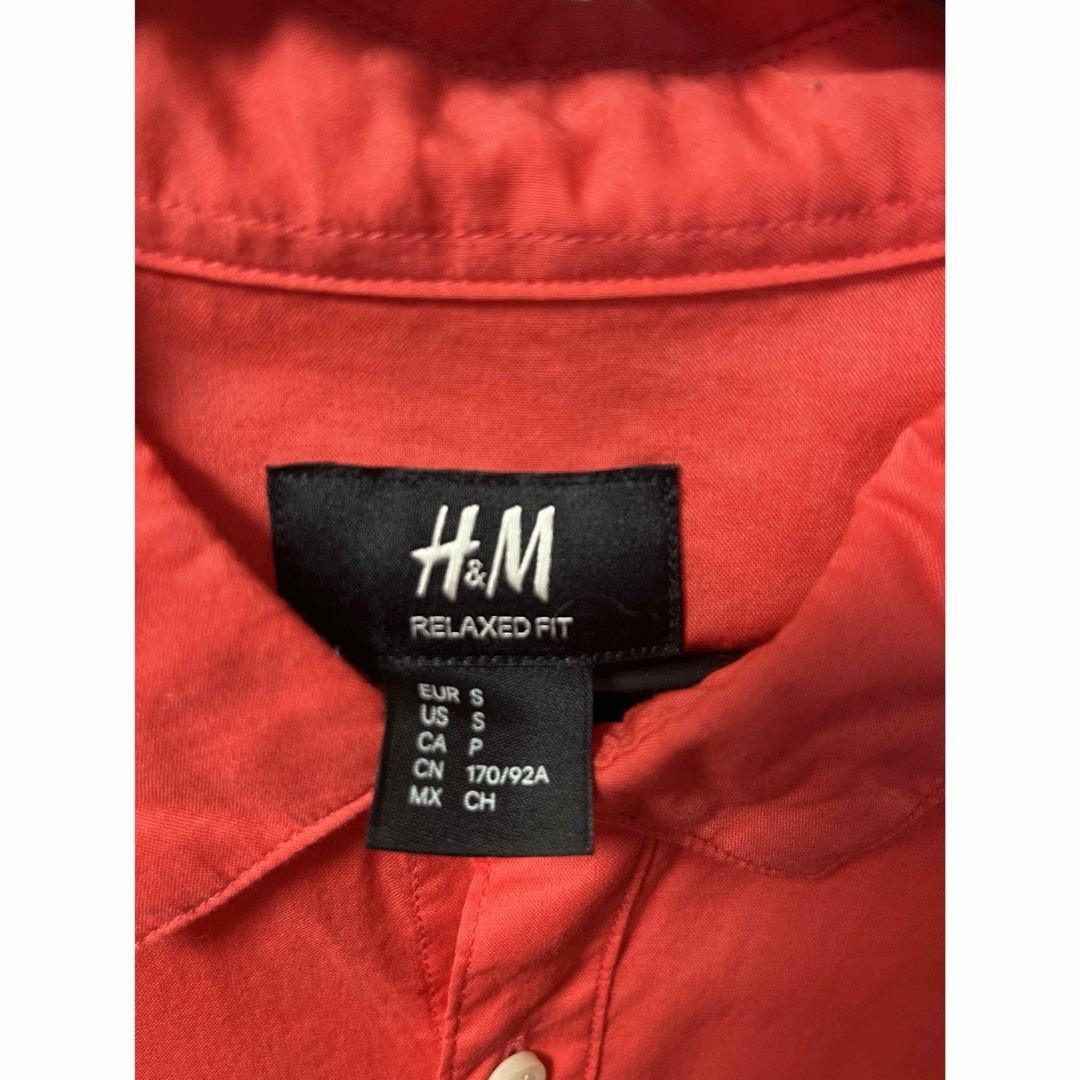 H&M(エイチアンドエム)のH&M ドレスシャツ 長袖シャツ 赤 レッド JapanサイズM〜L程度 メンズのトップス(シャツ)の商品写真