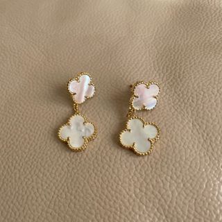 ノーブランド　花柄ピアス(ピアス)