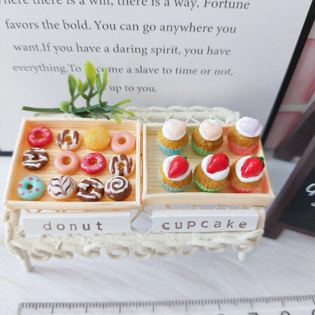 ミニチュアなスイーツshop カップケーキ＆ドーナツ ハンドメイドのおもちゃ(ミニチュア)の商品写真