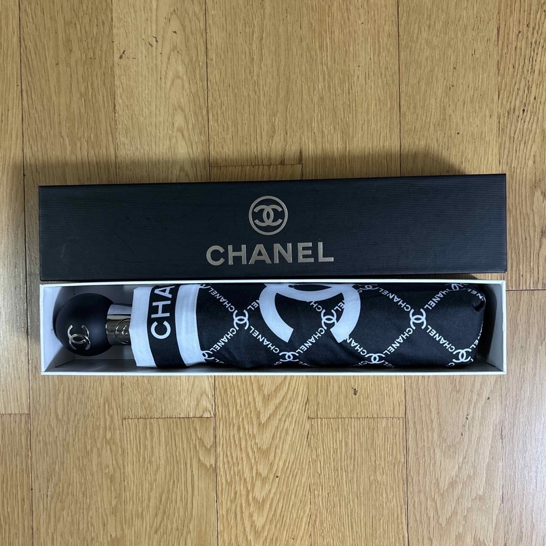 CHANEL(シャネル)のＣＨＡＮＥＬ　ノベルティ　折りたたみ傘＆日傘 レディースのファッション小物(傘)の商品写真