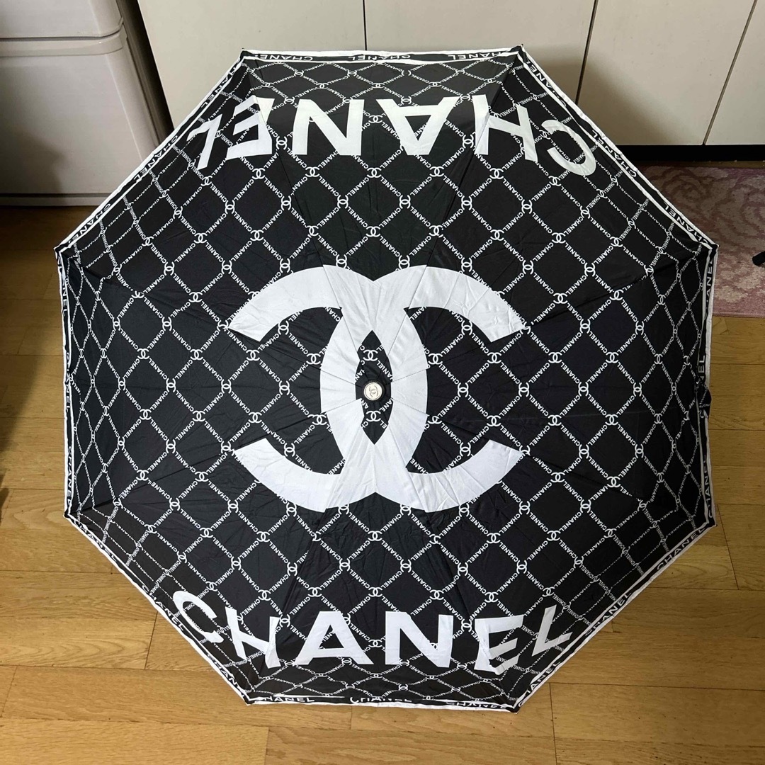 CHANEL(シャネル)のＣＨＡＮＥＬ　ノベルティ　折りたたみ傘＆日傘 レディースのファッション小物(傘)の商品写真