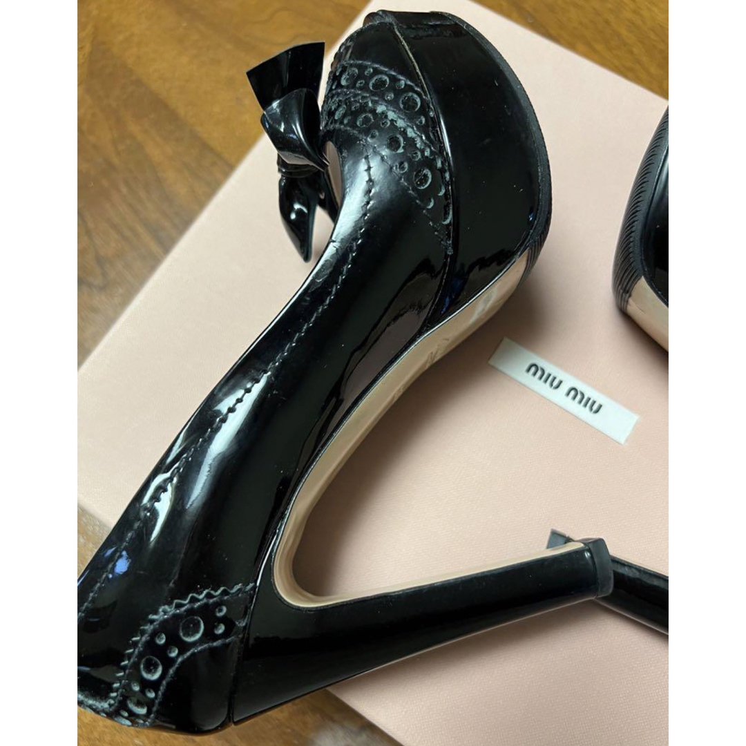 miumiu(ミュウミュウ)のmiumiu 黒エナメルパンプス レディースの靴/シューズ(ハイヒール/パンプス)の商品写真