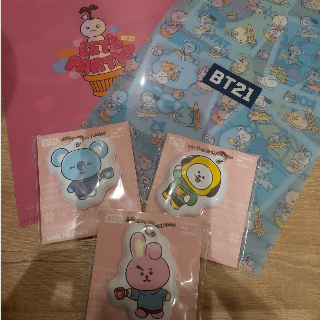 BT21-クリアファイルとチャーム- エンタメ/ホビーのCD(K-POP/アジア)の商品写真