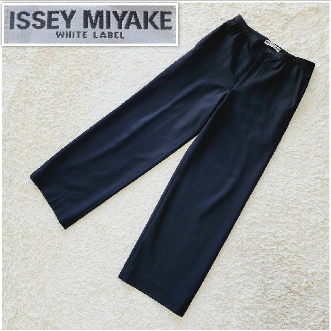 ISSEY MIYAKE(イッセイミヤケ)の【希少】イッセイミヤケホワイトレーベル　ストレート　ワイドパンツ　ブラック　2 レディースのパンツ(カジュアルパンツ)の商品写真