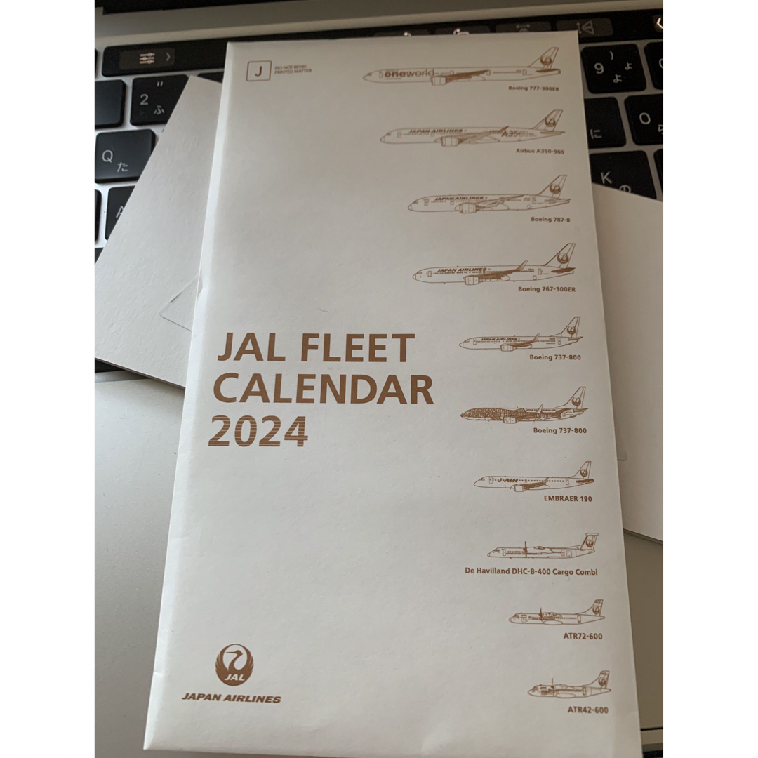 JAL(日本航空)(ジャル(ニホンコウクウ))のJAL 日本航空　2024 カレンダー　卓上　機材 インテリア/住まい/日用品の文房具(カレンダー/スケジュール)の商品写真